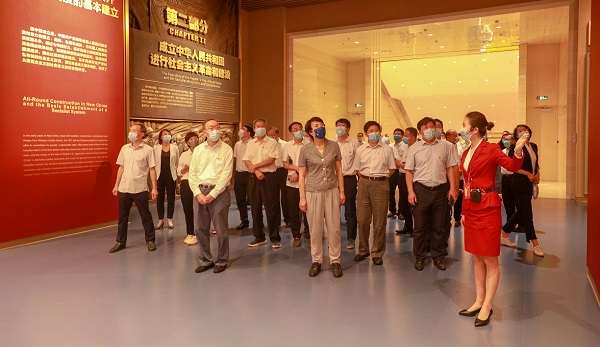 acbc9ea834034f9aadaaec3d67be7627.jpg 校领导参观党史展览馆 (33).jpg